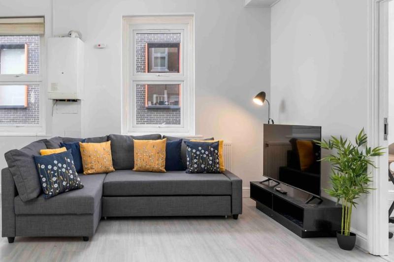 Large Brick Lane Apartment - 1st Floor — отель с удобствами в Лондоне