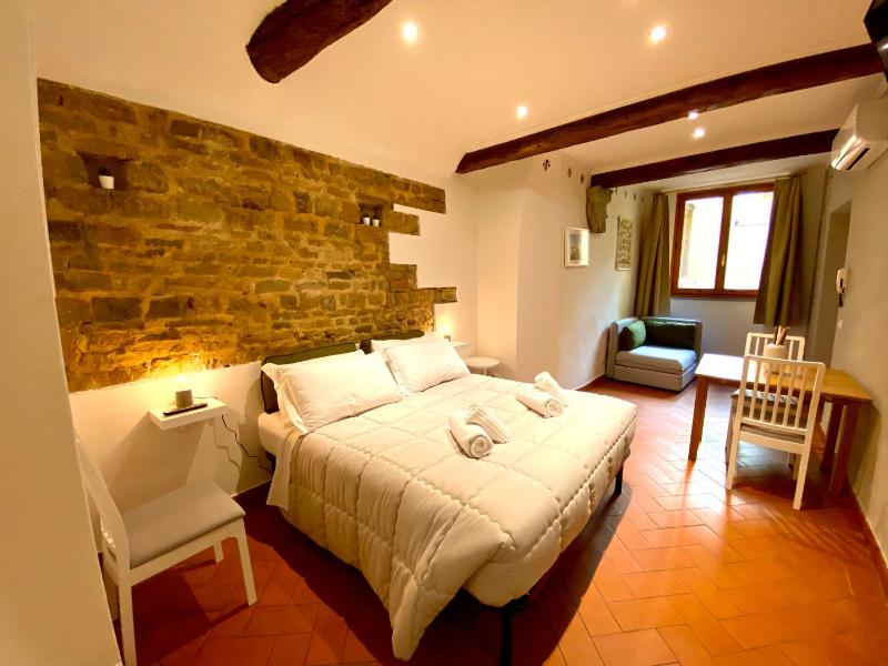 Цены на Ponte Vecchio Renaissance Apartment в Флоренции