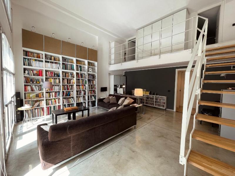 Ampio Loft su due livelli con giardino — комфортный отель в Милане