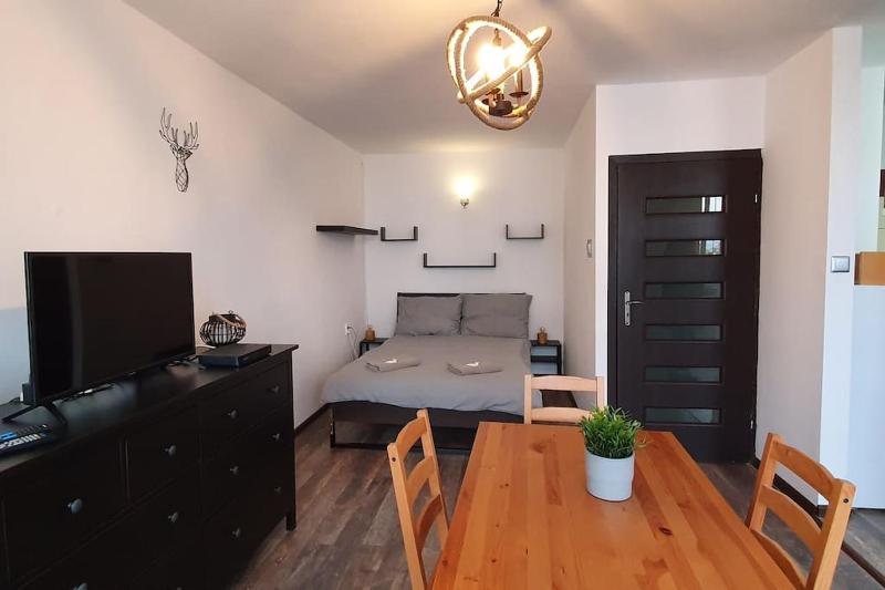 Elegancki Apartament z Szybkim Wi-Fi Obok Centrum — отель в Варшаве, Польша