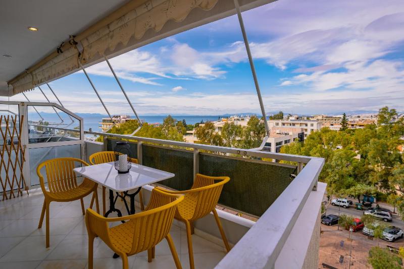 Blue vibes by Glyfada beach — отель с удобным расположением в Афины