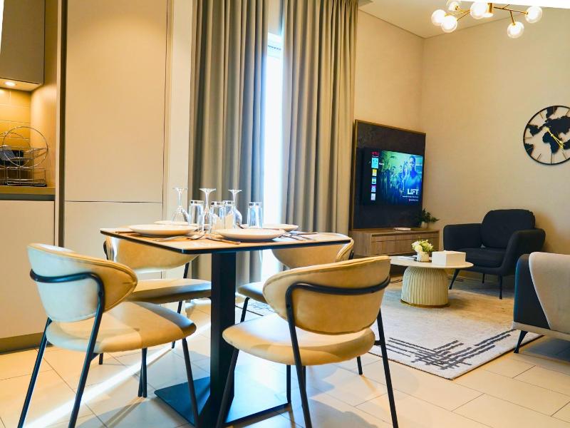 Holidayrent UAE - Beautiful Apartment Near Burj Khalifa — отель с удобствами в Дубае