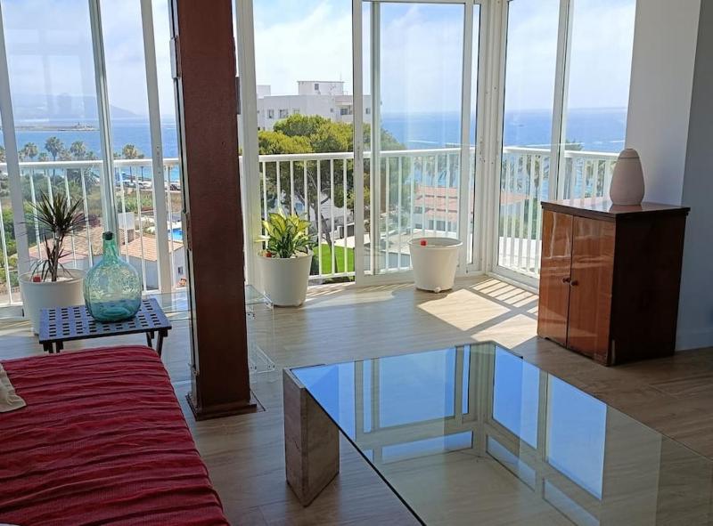 Apartamento 1ª linea de playa — отель с удобным расположением в Аликанте