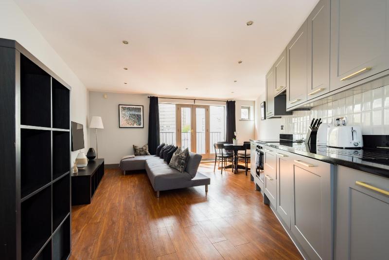 Sunshine In My Mood - 2 Bedroom Flat in Battersea — отель с удобным расположением в Лондоне