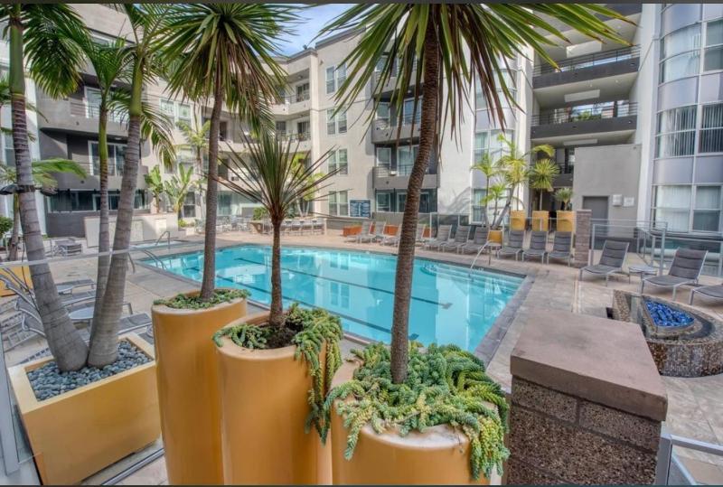 Spacious and Central with a Pool View — отель с удобным расположением в Лос-Анджелесе