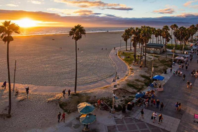 Цены на Quiet room tucked away close to Venice Beach в Лос-Анджелесе