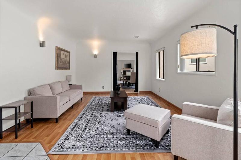 Spacious Suite minutes from the Shore — отель с удобствами в Лос-Анджелесе