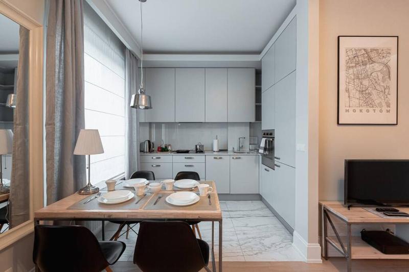 Cozy, bright apartment. Swimming pool, parking, gym, PREMIUM — отель с удобствами в Варшаве