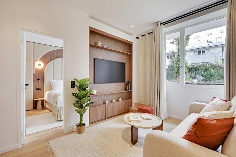 Lovely Refurbished Home in Vibrant 18th District — отель с удобствами в Париже