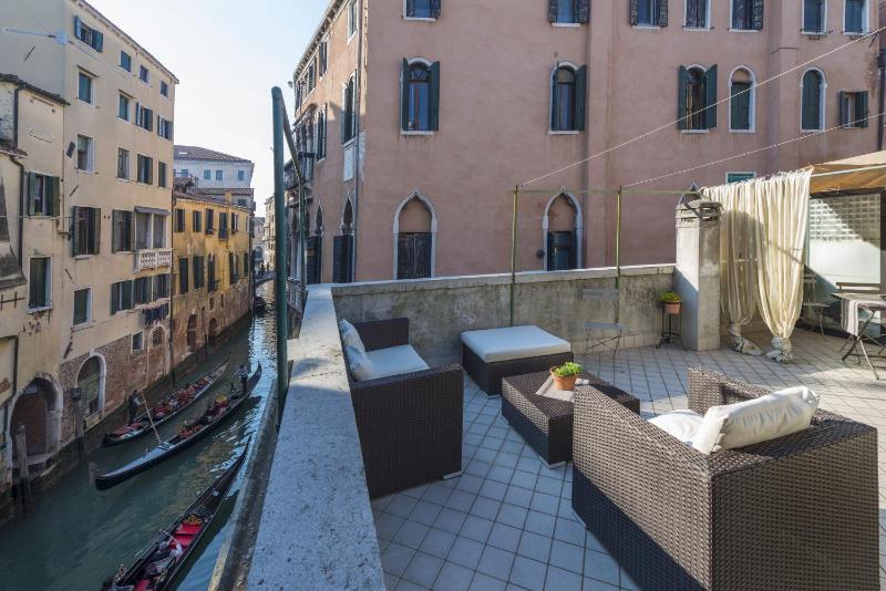 Tre Sestieri Terrace - CANAL VIEW 2024 — отель с удобствами в Венеции