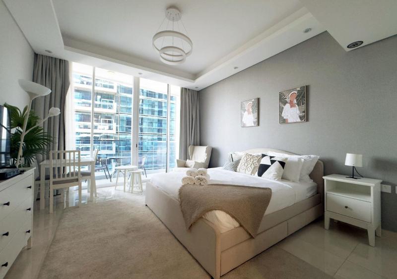Canal access Studio, 1 min walk to Business Bay Marina — комфортный отель в Дубае