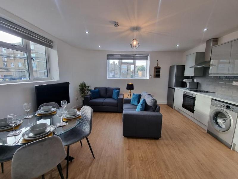 2 bedroom central apartment near station — отель с удобным расположением в Лондоне
