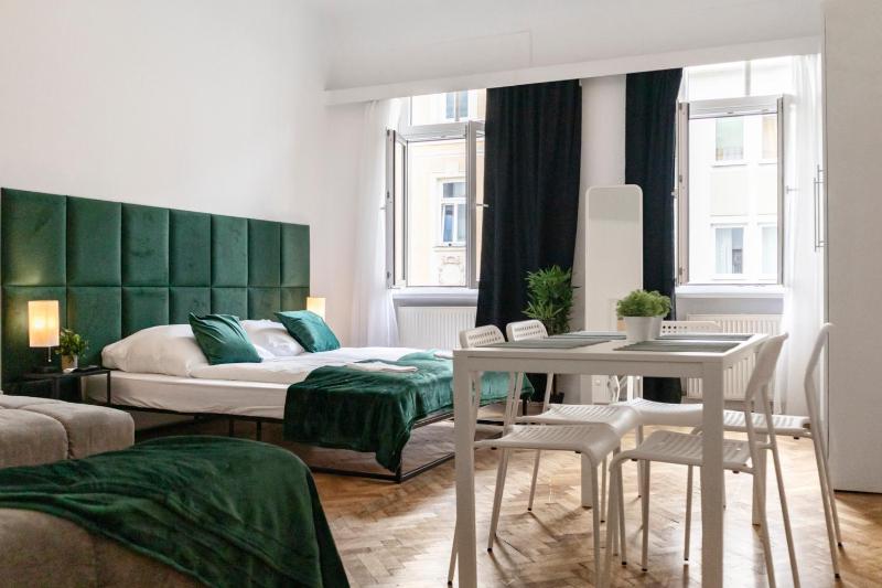 Prime Location & Peaceful Shared 2 BR Apt with Backyard — забронировать отель в вене