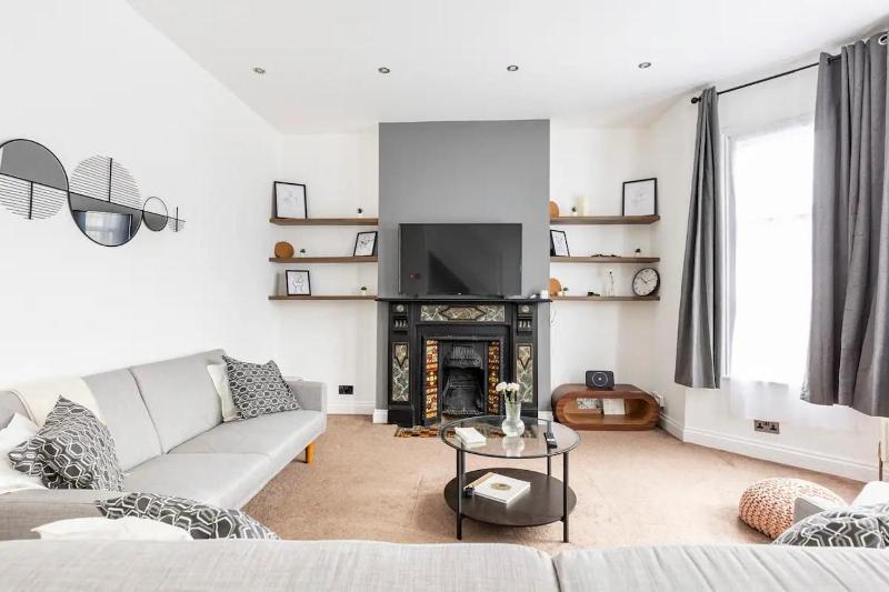 3 Bedroom Central London Townhouse 2min to station, sleeps 8 — забронировать отель в Лондоне