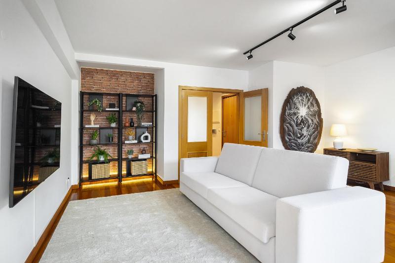 WHome Charming Urban Retreat with Skyline Views — забронировать отель в Лиссабоне