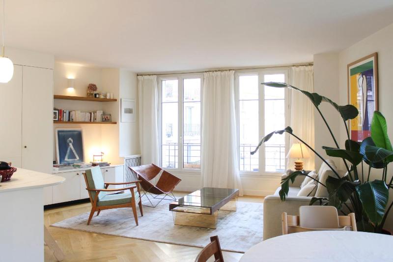 Spacious apartment at the foot of Montmartre — комфортный отель в Париже