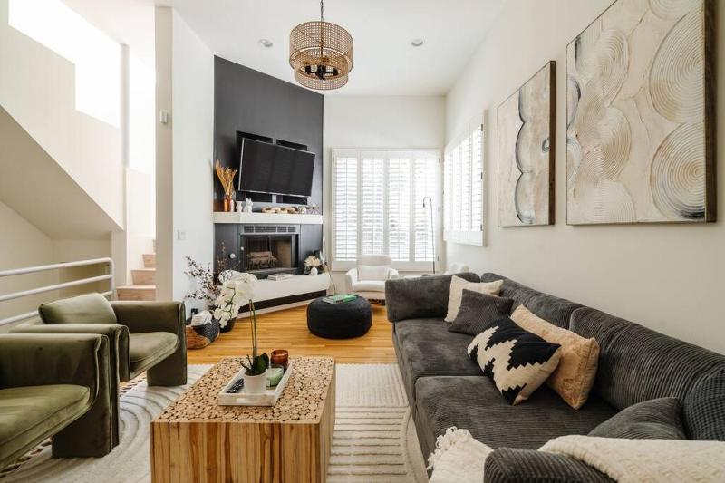 Hollywood Hills & Sunset Strip Home w Hottub — отель в Лос-Анджелесе, Соединенные Штаты Америки