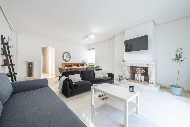 Open -view Apartment, YGEIA Hospital — комфортный отель в Афины