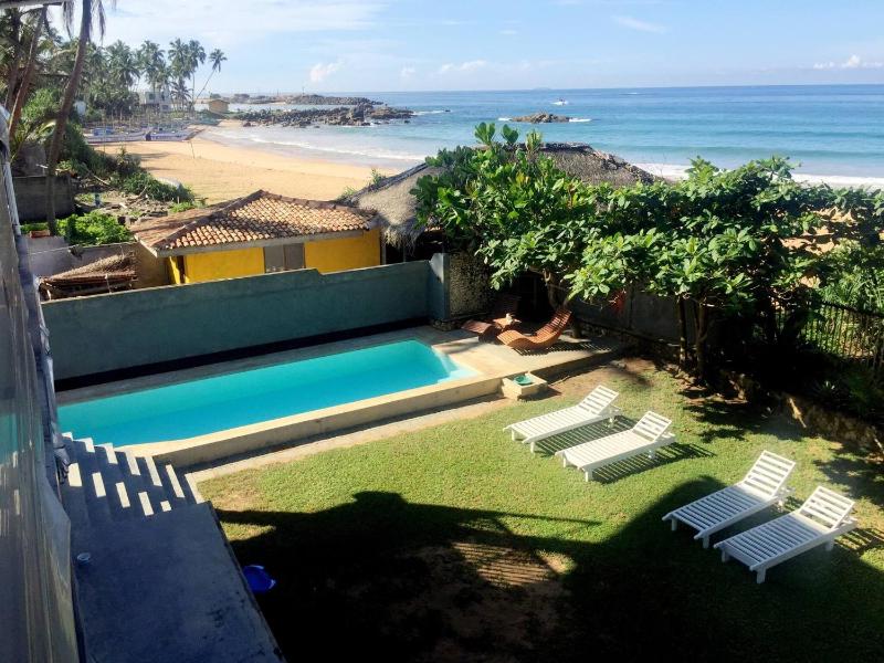 Beach Villa Yang near Hikkaduwa, with Pool and Cook - Semi-detached House — отель с удобным расположением в Хиккадува