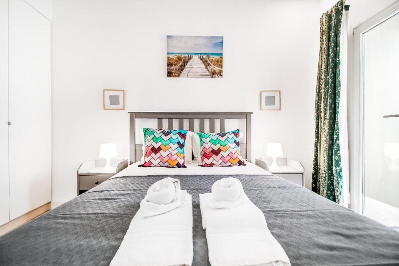 Цены на 157 A - Charming Santos Apartment wPatio в Лиссабоне