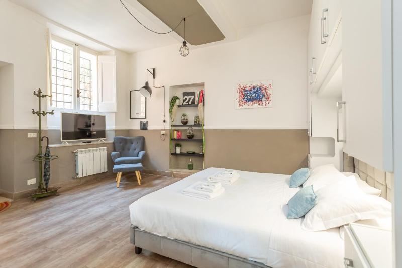 Central Charm near Piazza Navona - Cozy Loft for 2 — отель с удобствами в Риме