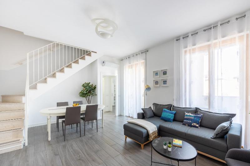 Close to Duomo with wonderful terrace — забронировать отель в Милане
