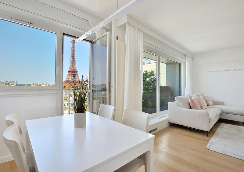 Magical Modern Apartment Eiffel Tower, Paris The Million Dollar View — отель с удобным расположением в Париже