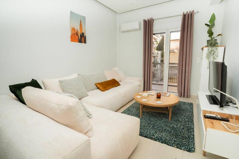 Цены на Homey renovated 1 bedroom apartment in Kesariani в Афины