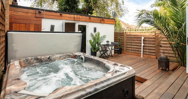 Цены на Stunning 4 Bedroom, 3 Bathroom House with Private Hottub & Gym - Escape London, in Lonon в Лондоне