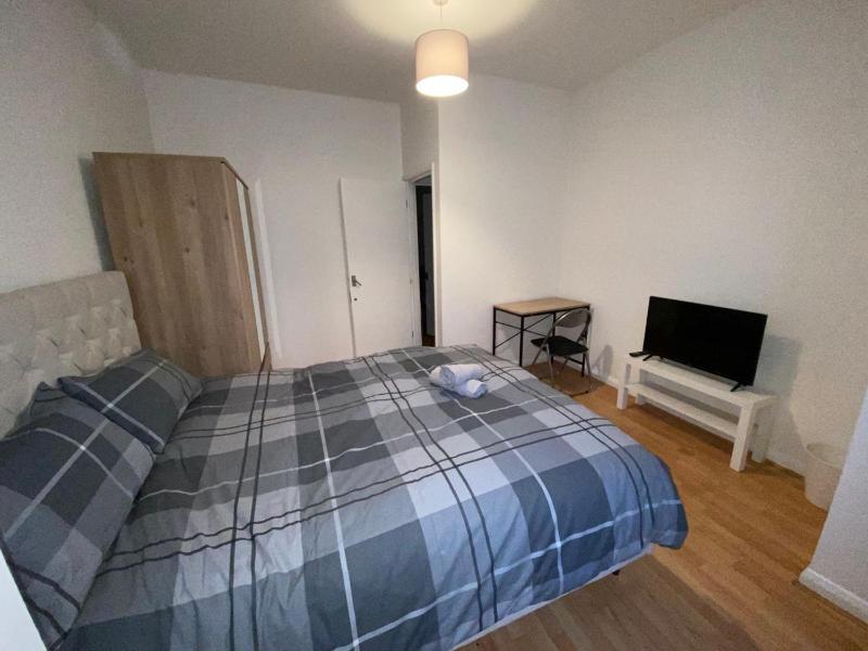 Cozy & Spacious Double Room With King Bed 10 Mins To Central London — отель в Лондоне, Соединенное Королевство