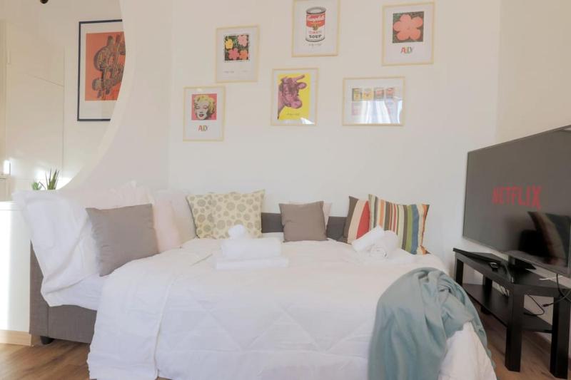 [*NAViGLI ART ATTIC*]DesignArea MILAN-Wifi-Netflix — отель в Милане, Италия