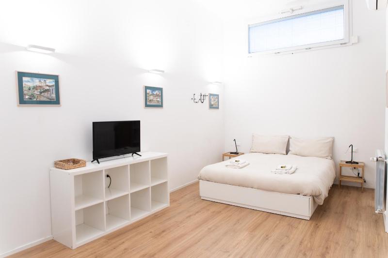 [Urban Cozy Retreat] 20 minutes to Duomo — отель с удобным расположением в Милане
