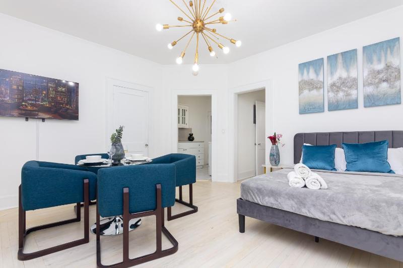2-BDRM -Heart Wynwood & Edgewater- Private Parking — отель с удобствами в Майами