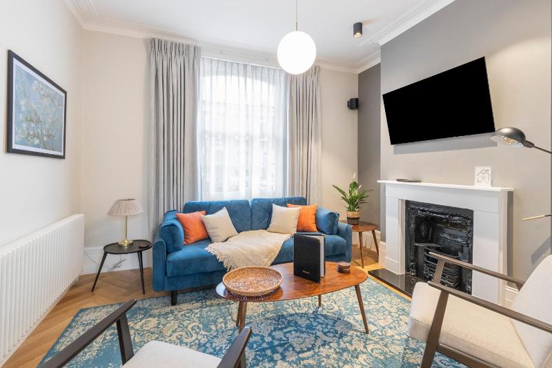Guest Favorite Private home with King sized bed and Garden newly renovated — отель с удобствами в Лондоне