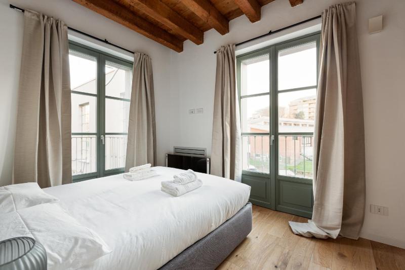 Modern apartment in Milan with balcony — комфортный отель в Милане