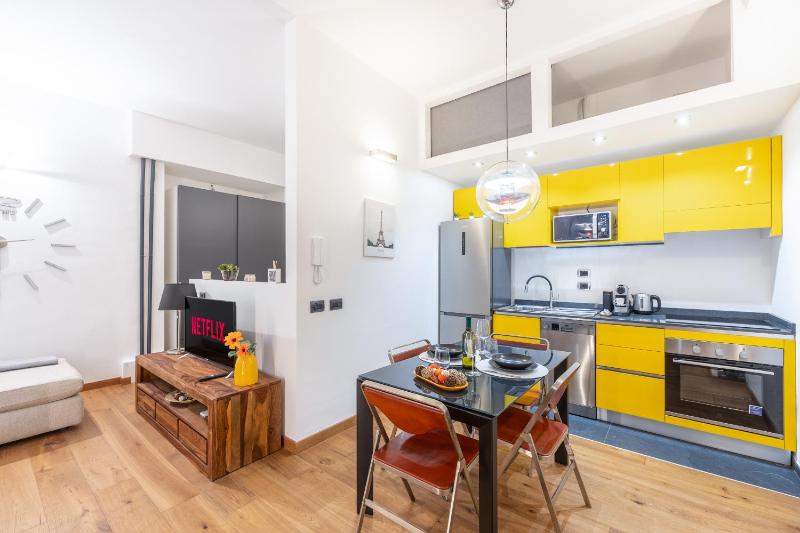 Milano Suite2- vicino Metro, CityLife, Stadio San Siro e Fiera — отель с удобствами в Милане