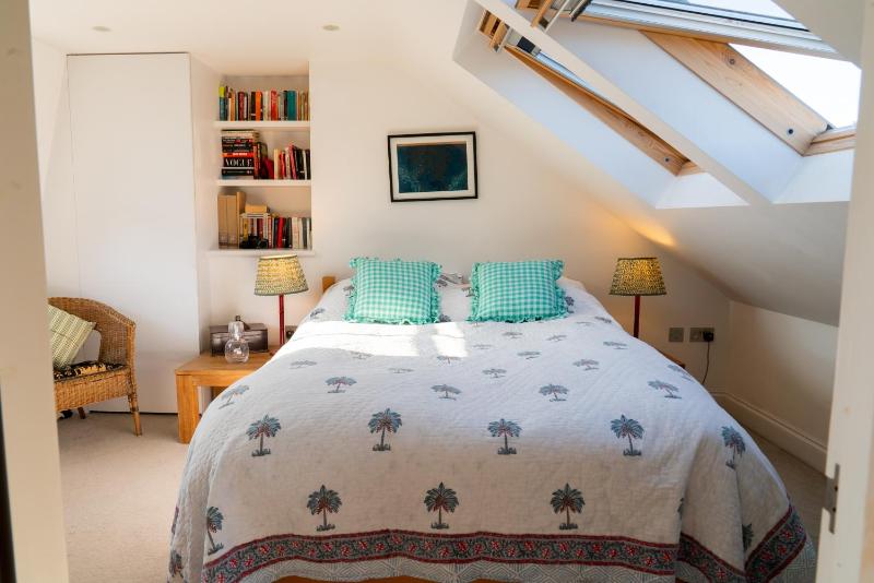 Цены на JOIVY Shared house in Shepard's Bush в Лондоне