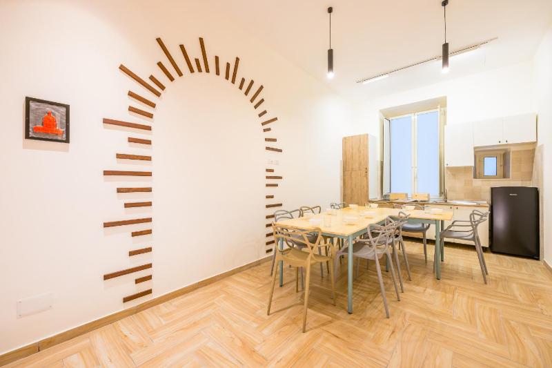 Via Milano Central Station Apartment — отель в Неаполе, Италия