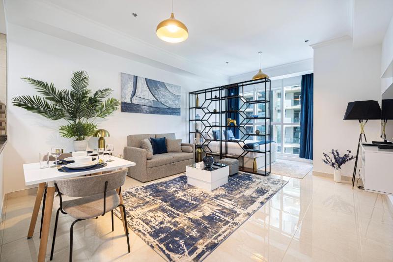 Luxurious Studio with Canal View in Business Bay — отель с удобствами в Дубае