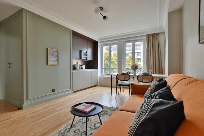 Modern apartment - 1BR-4P - Canal St-Martin — забронировать отель в Париже