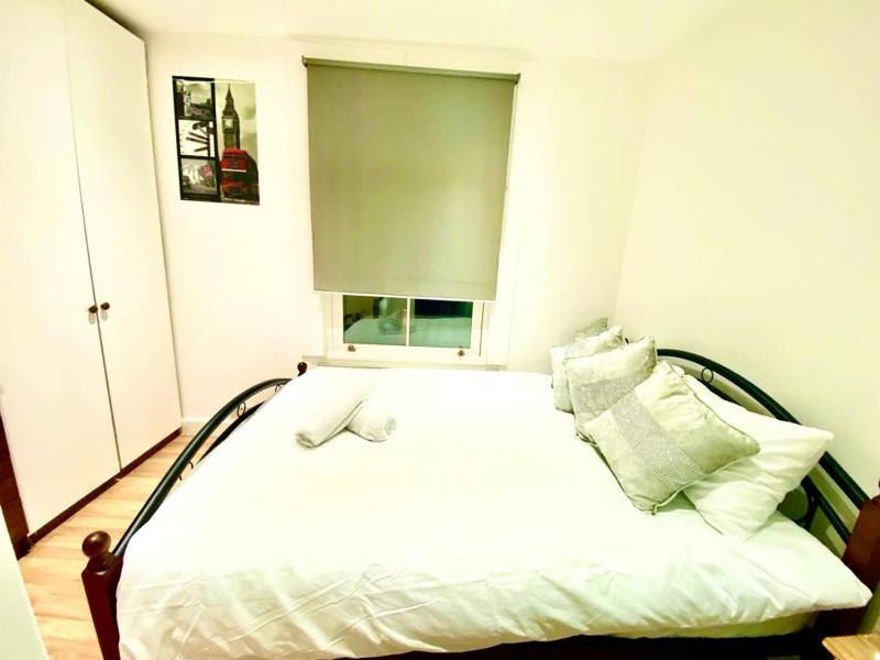 One Bedroom Flat Queen's Park Station Central London — отель с удобным расположением в Лондоне