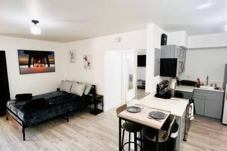 Cozy xxl studio FREE Parking — отель с удобным расположением в Майами