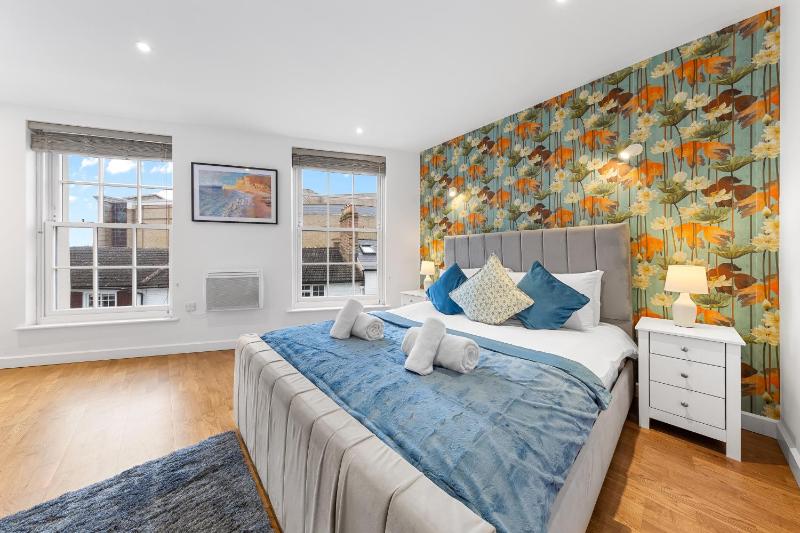 Stylish 1 Bedroom Apartment Near Heathrow, Windsor Castle, Thorpe Park - Staines London TW18 — забронировать отель в Лондоне