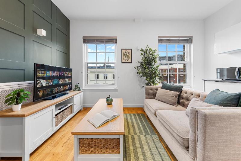 Modern One Bedroom Flat - Near Heathrow, Windsor Castle, Thorpe Park - Staines London TW18 — отель с удобствами в Лондоне