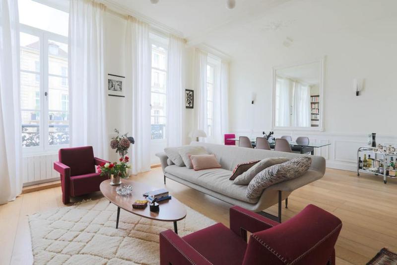 Chic flat Place des Vosges — отель с удобствами в Париже