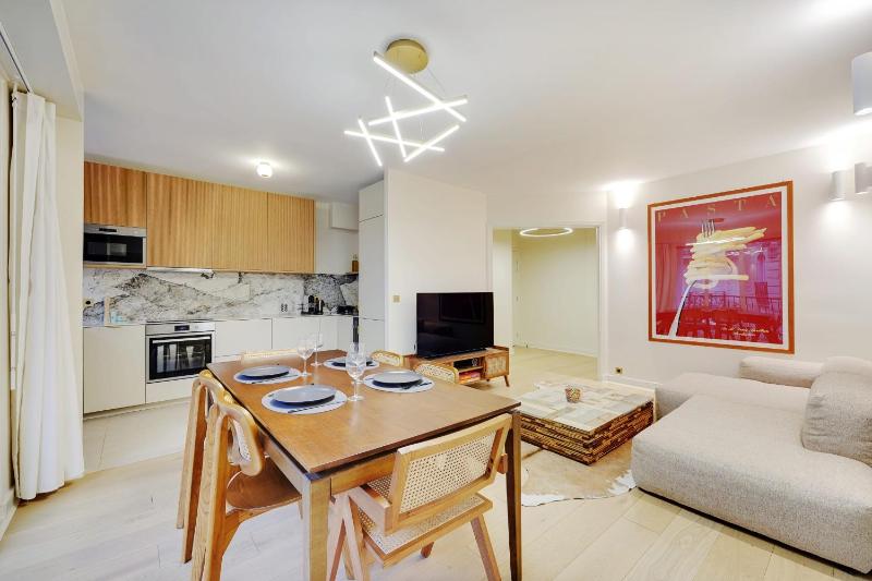 Luxury apartment with large balcony — отель с удобствами в Париже