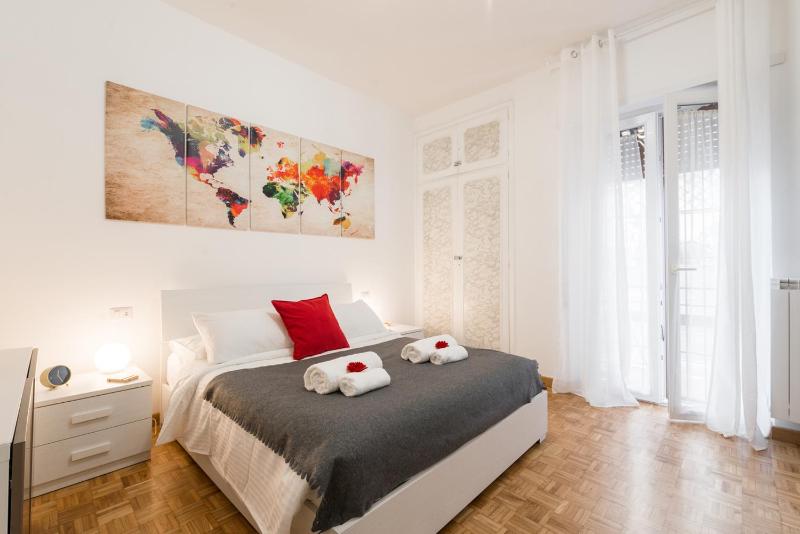 New - Elegant apartment with balcony in Rome next to subway — отель с удобствами в Риме