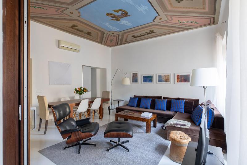 IFlat Charming Apartment in the heart of Rome — отель с удобным расположением в Риме