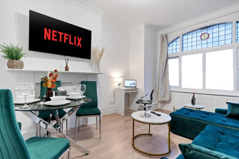 Stylish 2 Bed Apartment near Central London — забронировать отель в Лондоне