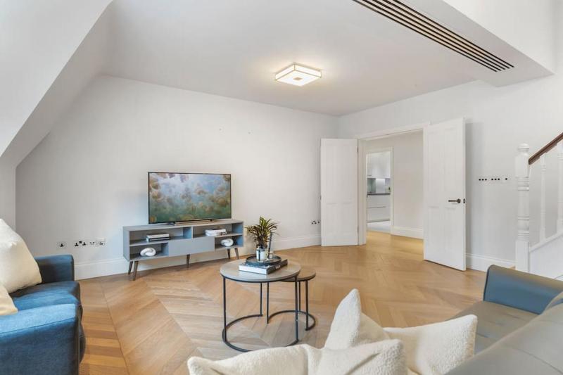 Цены на Luxury 3 Bed Flat in Kensington в Лондоне